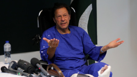 Имран Хан, бивш министър-председател и ръководител на политическата партия Pakistan Tehrik-e-Insaf, разговаря с журналисти в болница Shaukat Khanum, където беше приет след като получи огнестрелна рана, 4 ноември 2022 г.