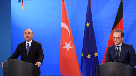 Министрите на външните работи на Турция Мевлют Чавушоглу (вляво) и на Германия Хайко Маас