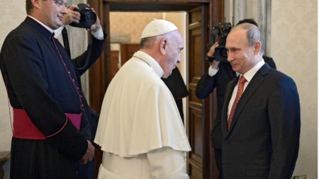 Папа Франциск и Владимир Путин във Ватикана през юни 2015
