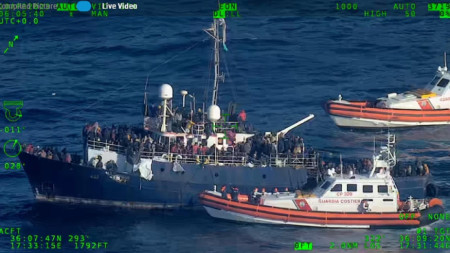 Снимка, предоставена от италианската брегова охрана (Guardia Costiera), показва италианската брегова охрана, която спасява мигранти в Средиземно море, близо до Сицилия и Калабрия, Италия, на 10 април 2023 г. 