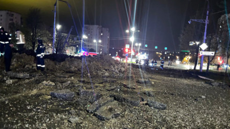 Снимка, предоставена от губернатора на Белгородска област Вячеслав Гладков, показва щети в близост до кратера на взрива в центъра на Белгород, Русия, 20 април 2023 г.