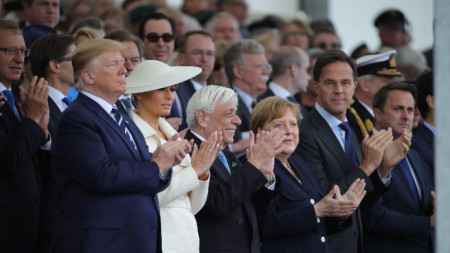 Ангела Меркел и Доналд Тръмп по време на церемонията в Портсмут
