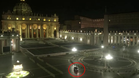 Колата стигна до вътрешния двор на Ватикана, където шофьорът бе задържан.