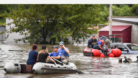 Спасителните служби оказват помощ на жителите на наводнено село в района на Приморие, Русия -  13 август 2023 г..