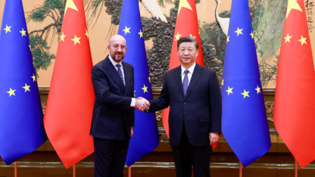 Председателят на ЕС Шарл Мишел (вляво) и президентът на Китай Си Дзинпин в Пекин - 1 декември 2022