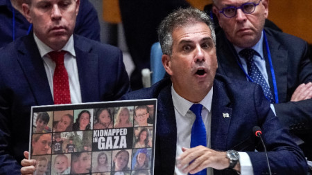 Израелският външен министър Ели Коен показва снимки на отвлечени от 