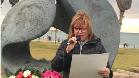 Рина Бакалов пред Паметника на спасението, Израел