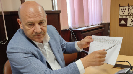 Кметът Иван Алексиев показва гневен сметката за ток 