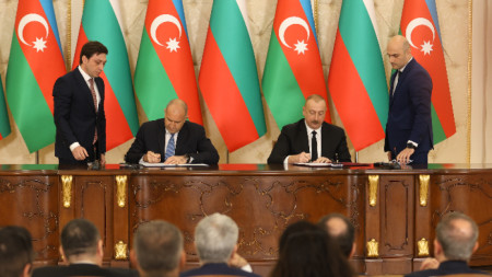 Президентът Румен Радев (вляво) и държавният глава на 
Азербайджан Илхам Алиев (вдясно) подписват документи в Баку, 7 май 2024 г.