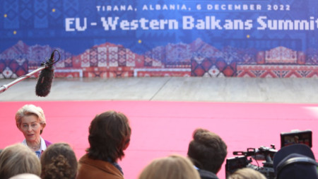 Председателят на ЕК Урсула фон дер Лайен говори преди старта на срещата на върха ЕС-Западни Балкани в Тирана