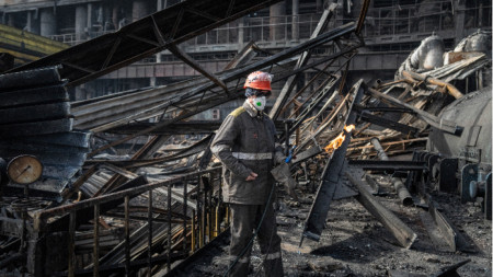 Работник сред разрушения от руски въздушен удар в електроцентрала на украинската компания ДТЕК, 2 април 2024 г. 