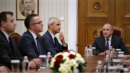 El presidente Rumen Radev (dcha.) mantiene consultas con el partido Rasurrección