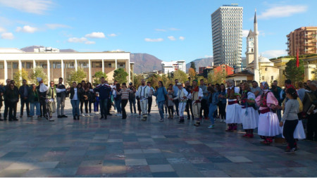 Представители на българското малцинство в Албания на хоро в центъра на Тирана
