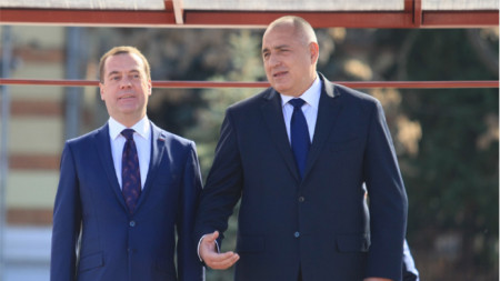 Руският премиер Дмитрий Медведев пристигна в София