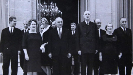 д-р Малеева (вдясно от Де Гол)
