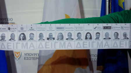 72-сантиметровата бюлетина, с която гласуват в Кипър.