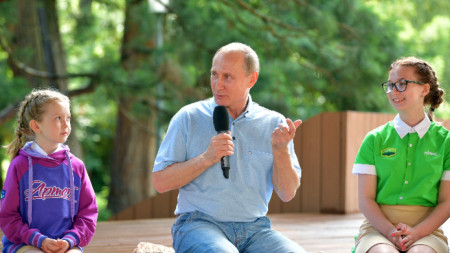 Руският президент Владимир Путин разговаря с деца в детския лагер 