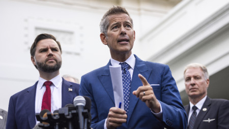 Шон Дъфи (в средата), министър на транспорта на САЩ