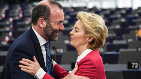 Манфред Вебер поздравява Урсула фон дер Лайен в Европарламента.