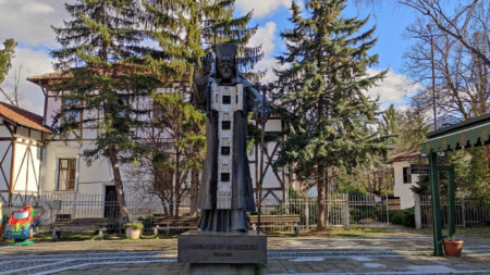 Паметник на св. Софроний Врачански в центъра на Враца