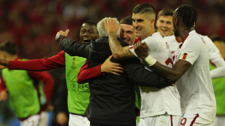 Футболистите на Рома прегръщат Жозе Моуриньо за класирането си на финала в турнира Лига Европа