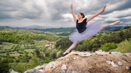 По твърде необичаен начин балерина и фотограф съчетават изкуството си