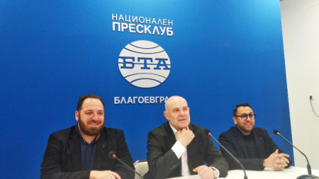Иван Гешев (в средата) представи инициативата си „1 000 000 гласа за мир“ в Благоевград