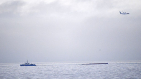 Спасителната операция в района на обърналия се след сблъсъка датски кораб  „Карин Хоей“ (вдясно).