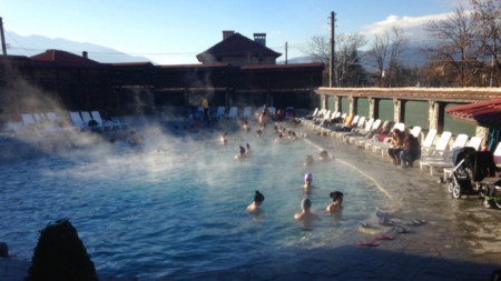 Посред зима туристи се наслаждават на топлите минерални води в откритите басейни на курортното село Баня, Разложко