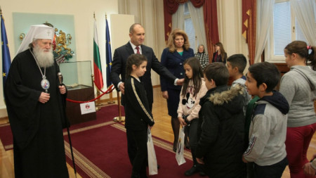 Президентът Румен Радев и вицепрезидентът Илияна Йотова посрещнаха първите гости на „Дондуков“ 2. 