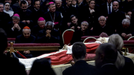 Поклонение пред тленните останки на Бенедикт XVI в базиликата 