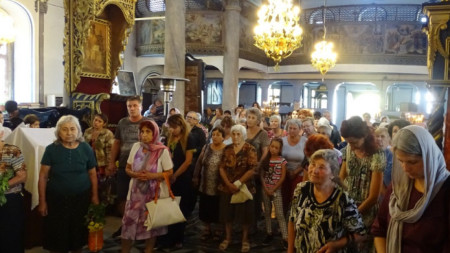 Миряни на литургия в църквата „Свето Преображение Господне“ в Пазарджик за храмовия празник през 2018 г.