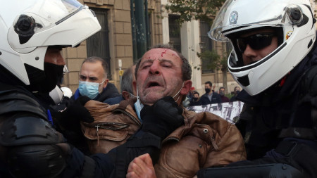 Служители на полицията арестуват участник в демонстрация, организираната по повод на бунтовете от 1973 г. срещу военната хунта - Атина, 17 ноември 2020 г.