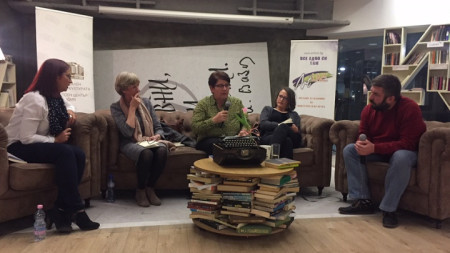 Момент от представянето на книгата „Там също пада светлина“ на белгийската поетеса Мириам Ван хее в литературен клуб „Перото“.