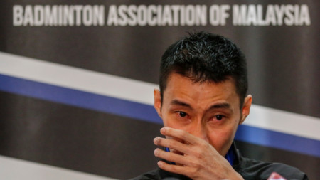 Ли Чон Уей не сдържа сълзите си, докато обявяваше решението си.