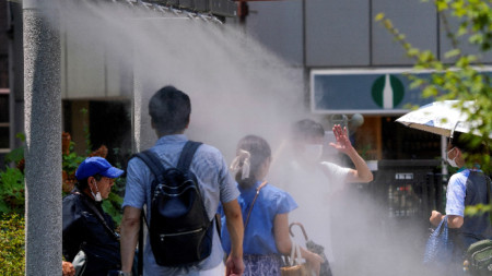 Жители на Токио се разхлаждат в жегата, 18 юли 2023 г.