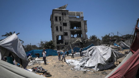 Пораженията от израелски въздушен удар в района на Ал-Маваси в Хан Юнис, южната част на Ивицата Газа, 13 юли 2024 г.