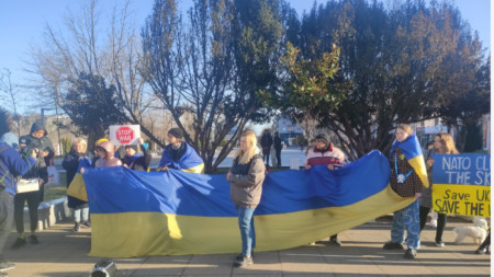 Украински бежанци от войната проведоха антивоенен митинг пред паметника Альоша