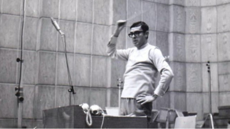 Dimitër Vëllçev gjatë një regjistrimi në Studion e Parë të BNR-së (1971)