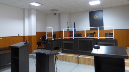 Предпазни прегради има в две от съдебните зали на Административния съд в Кюстендил 