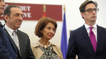 Блерим Река, Гордана Силяновска и Стево Пендаровски (от ляво на дясно) - тримата водещи кандидати за президент на Северна Македония.  
