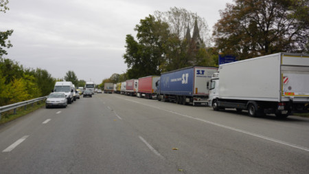 Огромни опашки от тежкотоварни камиони има в района на Дунав