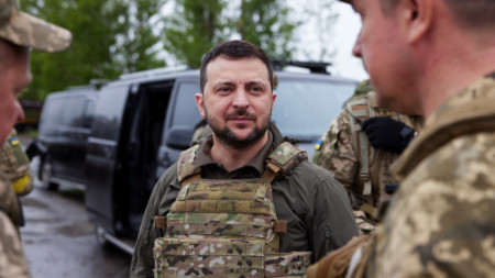 Снимка, предоставена от пресслужбата на украинския президент, показва Зеленски да разговаря с украински военнослужещи по време на посещението в Харковска област, 29 май 2022 г., 