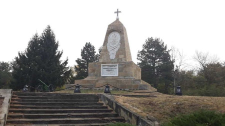 Възстановеният паметник на Александър Втори в Свищов.