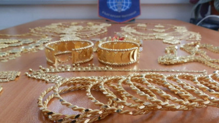 При проверка на лек автомобил, влизащ от Турция, били открити 42 накита от злато - пръстени, медальони, гривни, синджири, обици и монети.