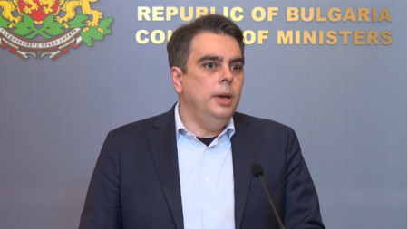 Finance Minister Assen Vassilev at a press briefing, 27 May 2022