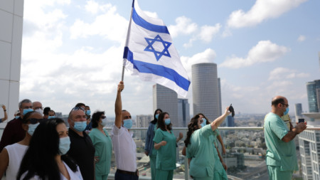 Израелските власти представиха графики показващи рязко намаляване на заразените с