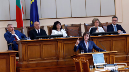 Корнелия Нинова говори от парламентарната трибуна 