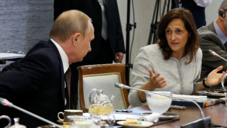 Алесандра Галони с руския президент Владимир Путин на среща на Международния икономически форум в Санкт Петербург, 2016 г.