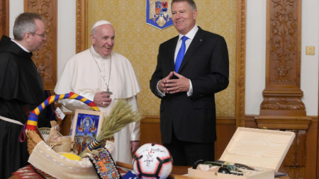 Папа Франциск и румънският президент Клаус Йоганис зад подаръците от 17-те района на Румъния. 